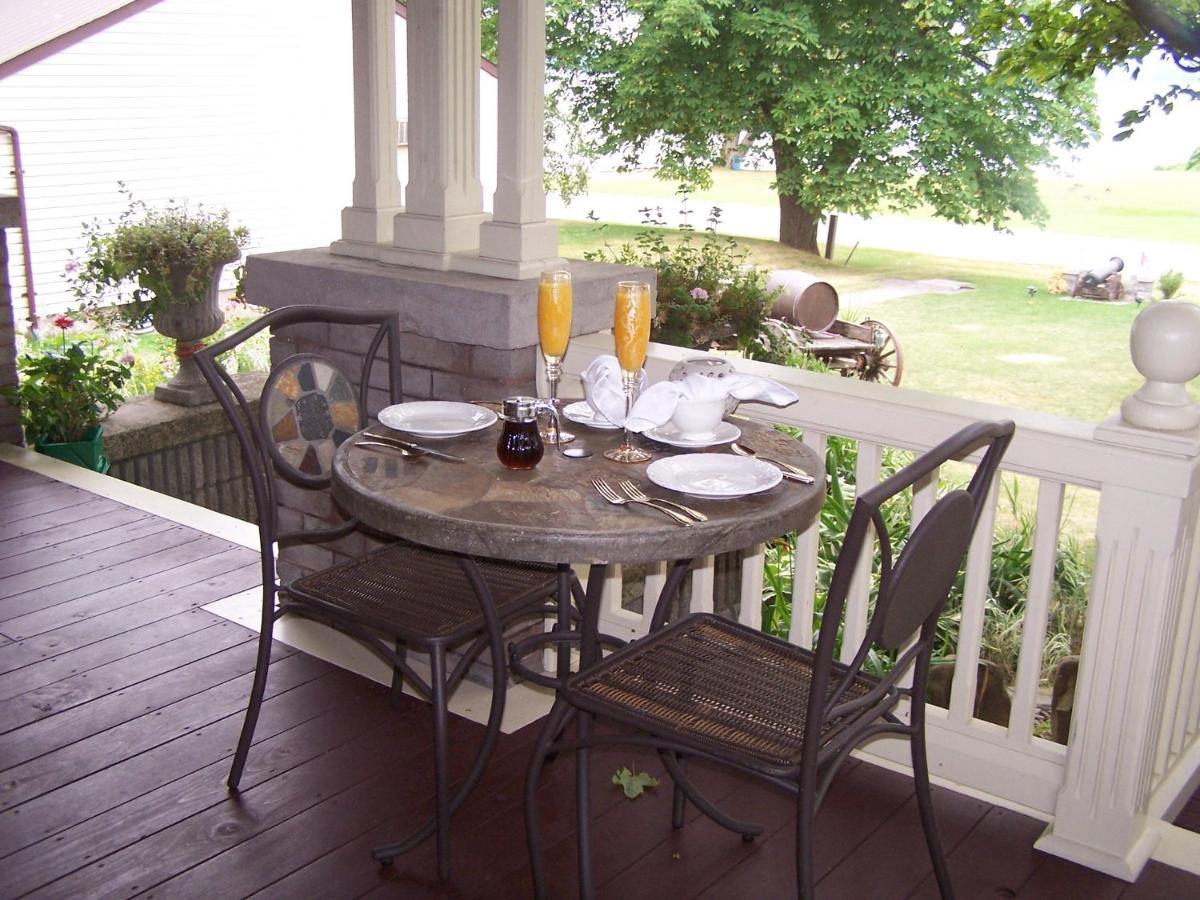 Creighton Manor Inn Bed & Breakfast Orillia Exterior foto