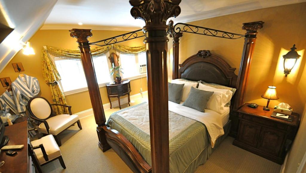 Creighton Manor Inn Bed & Breakfast Orillia Exterior foto